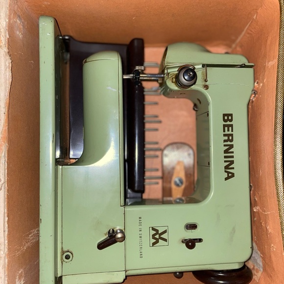 Bernina Sewing Machine 121 Green Excellent Working & Well Maintained W/ Extras - Picture 12 of 12